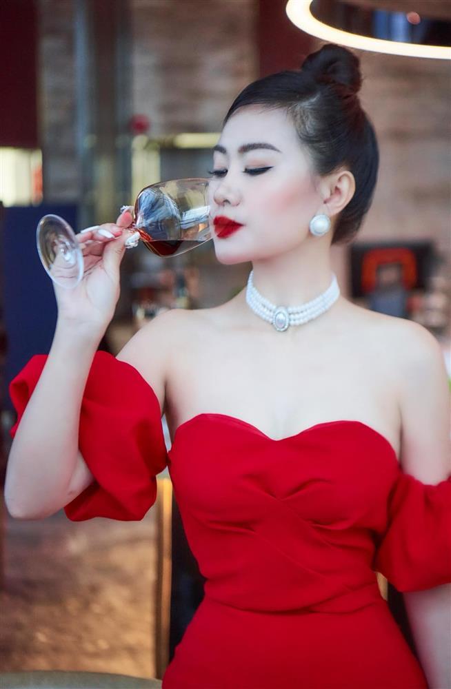 Nữ MC quê Nghệ An có gu mặc tôn đường cong, hot nhất là loạt ảnh diện monokini cut-out-5