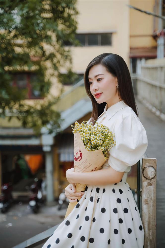Nữ MC quê Nghệ An có gu mặc tôn đường cong, hot nhất là loạt ảnh diện monokini cut-out-6