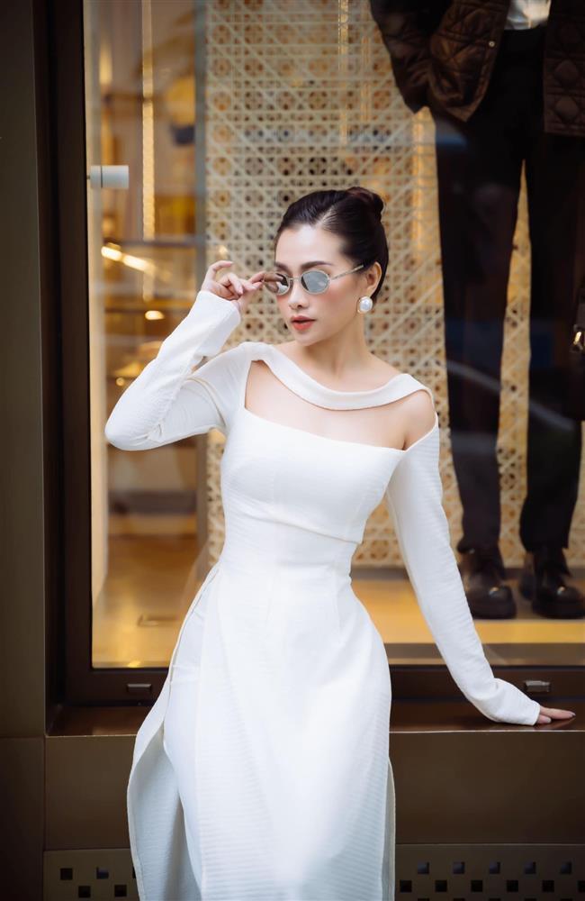 Nữ MC quê Nghệ An có gu mặc tôn đường cong, hot nhất là loạt ảnh diện monokini cut-out-7