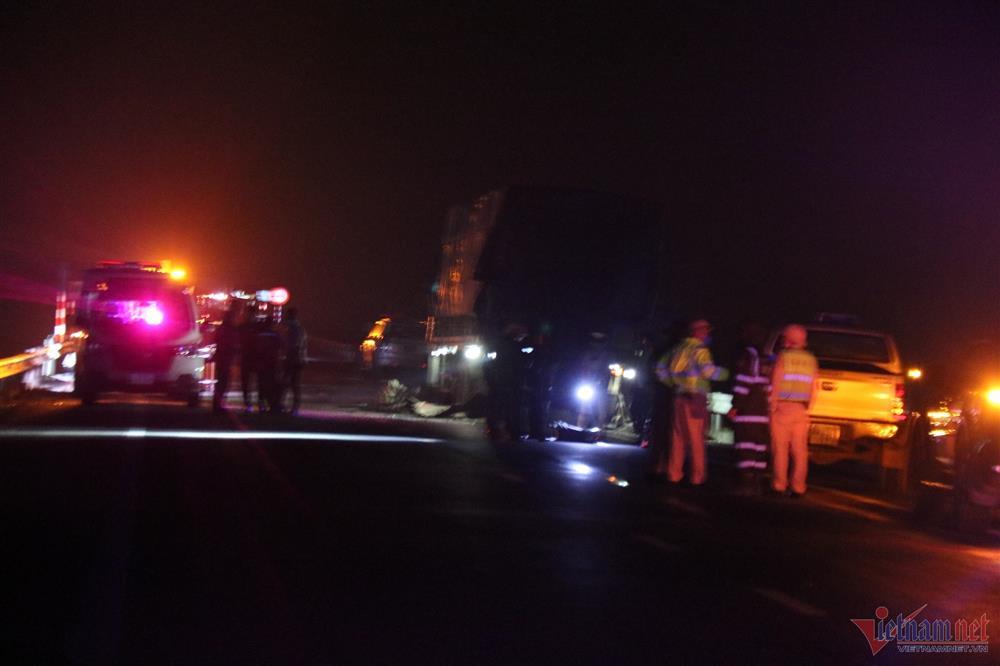 Hiện trường tai nạn thảm khốc trên cao tốc Cam Lộ - La Sơn, 11 người thương vong-1