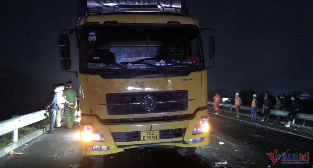 Hiện trường tai nạn thảm khốc trên cao tốc Cam Lộ - La Sơn, 11 người thương vong-2