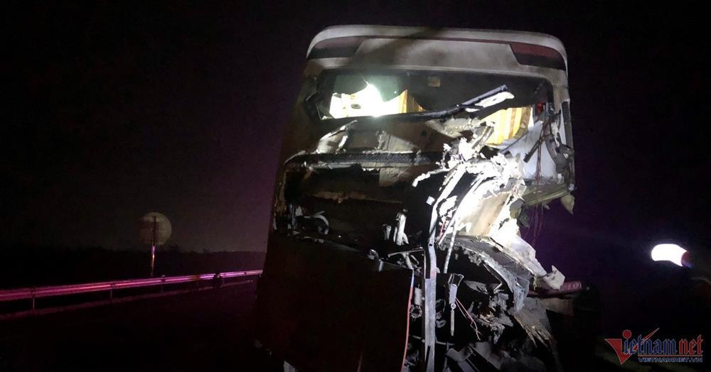 Hiện trường tai nạn thảm khốc trên cao tốc Cam Lộ - La Sơn, 11 người thương vong-4