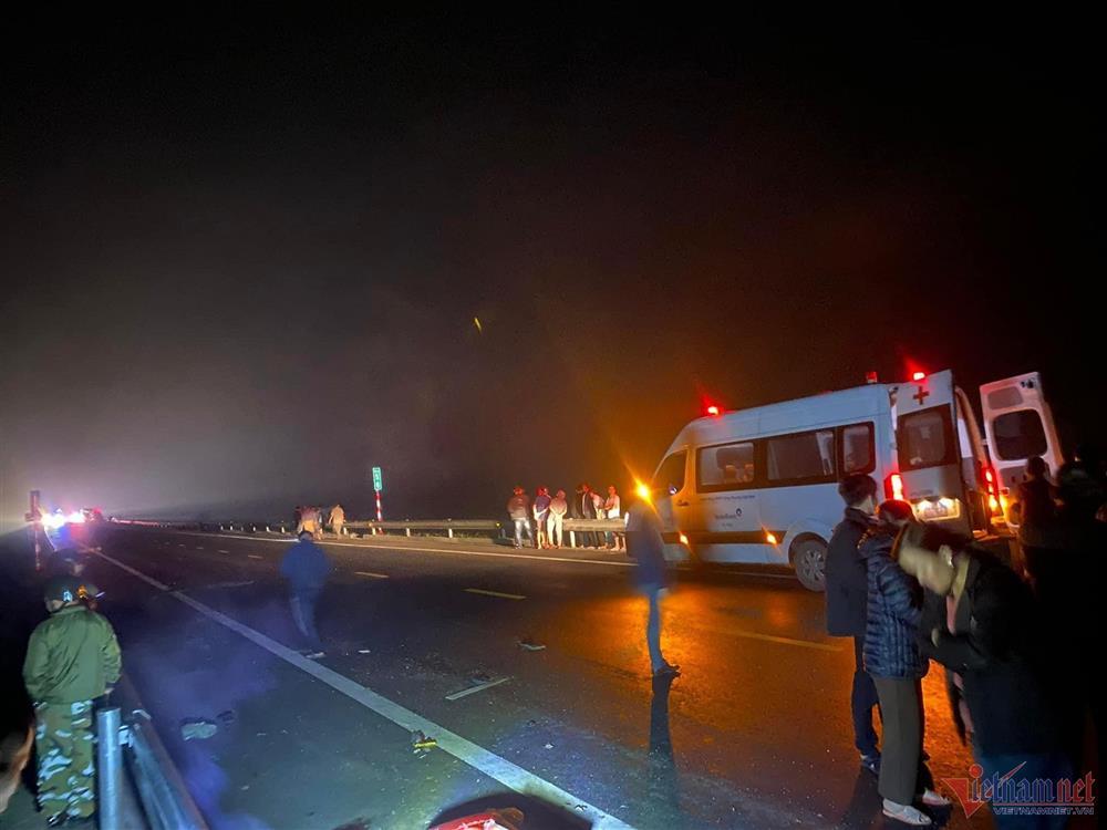 Hiện trường tai nạn thảm khốc trên cao tốc Cam Lộ - La Sơn, 11 người thương vong-5
