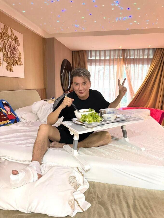 Rời Mỹ vì Y tế đắt đỏ, Đàm Vĩnh Hưng đang điều trị ở Việt Nam thế nào?-1