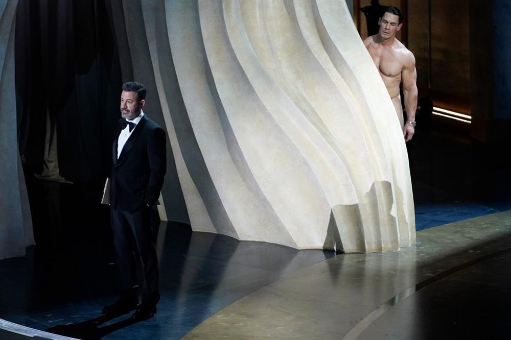 Nam diễn viên John Cena khỏa thân trên sân khấu lễ trao giải Oscar 2024-1