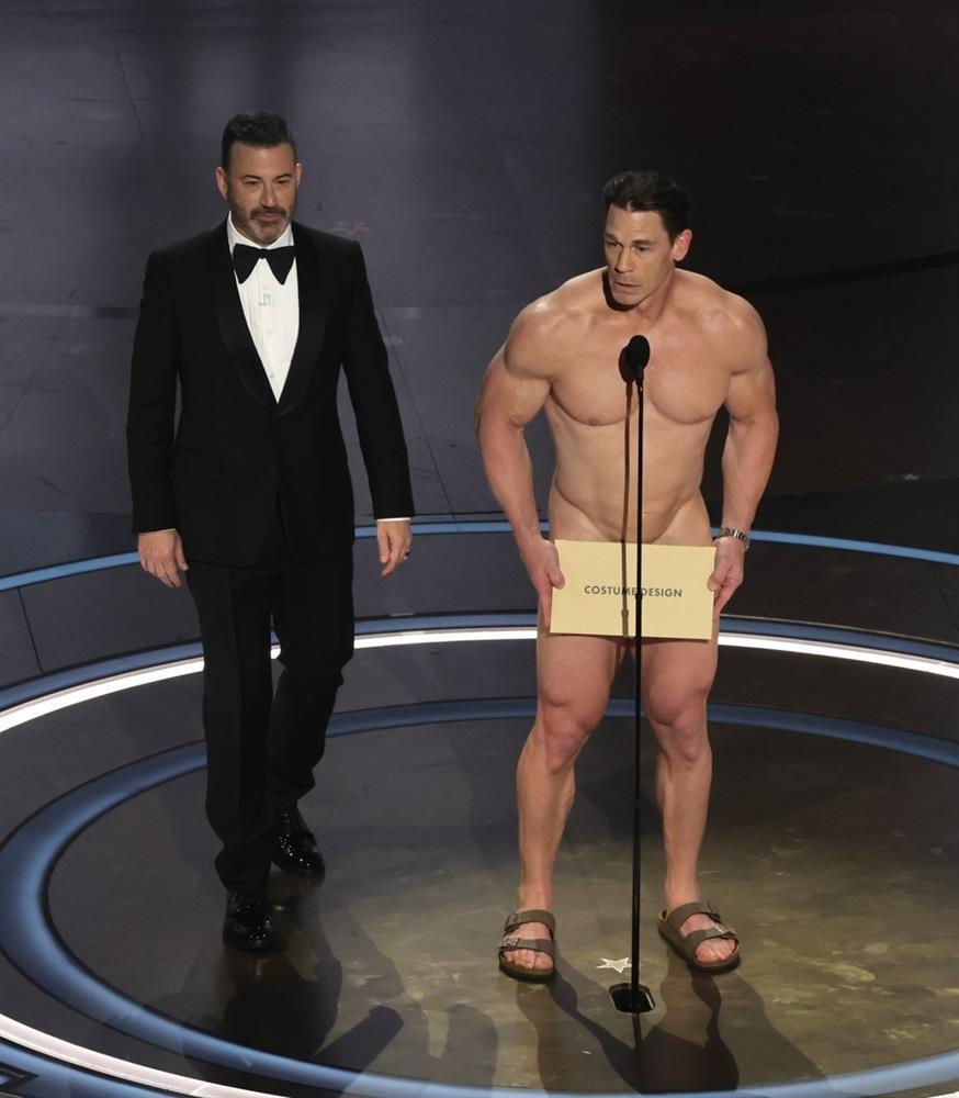 Nam diễn viên John Cena khỏa thân trên sân khấu lễ trao giải Oscar 2024-2