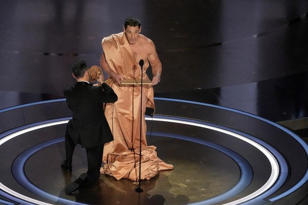 Nam diễn viên John Cena khỏa thân trên sân khấu lễ trao giải Oscar 2024-3