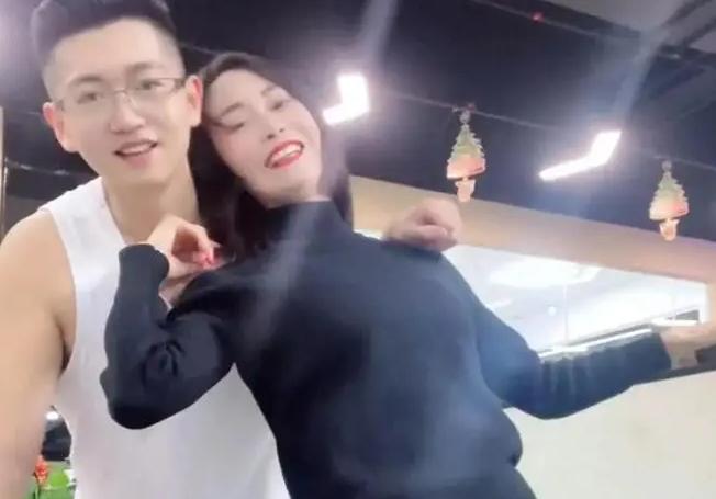 Chàng trai 24 tuổi quyết lấy vợ 41 tuổi mặc lời khuyên can của bố mẹ-1