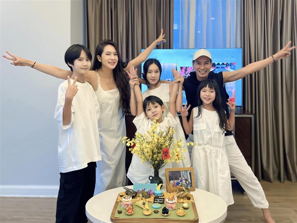 Vợ Lý Hải bất ngờ khoe ảnh bế bầu vượt mặt, nghi chuẩn bị đón con thứ 5, còn úp mở kì này là một cặp-4