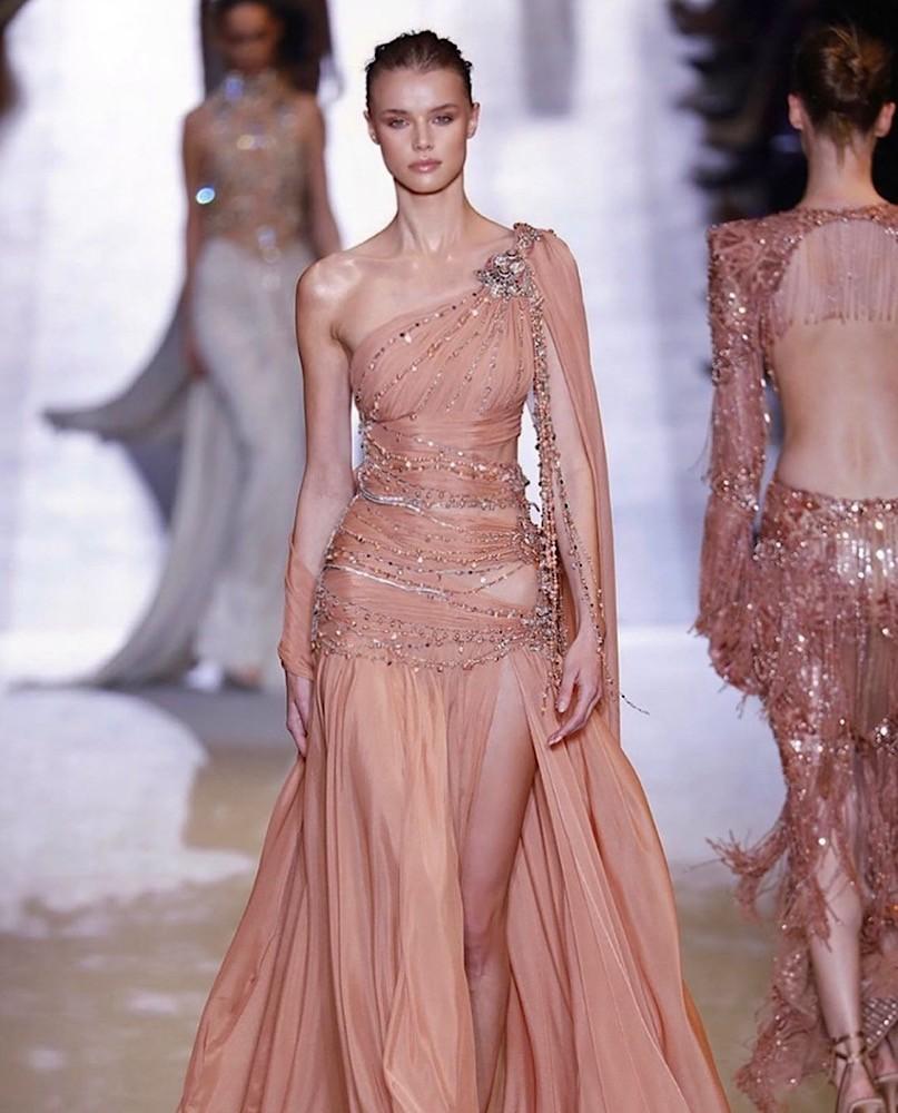 Tân Hoa hậu Thế giới 2024: cao 1m8, ngoài đời ăn mặc nóng bỏng không ngờ-2