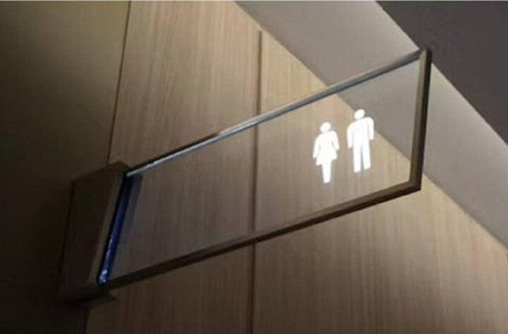 Vào nhầm nhà vệ sinh nữ 10 giây, nam nhân viên bị đuổi việc-1