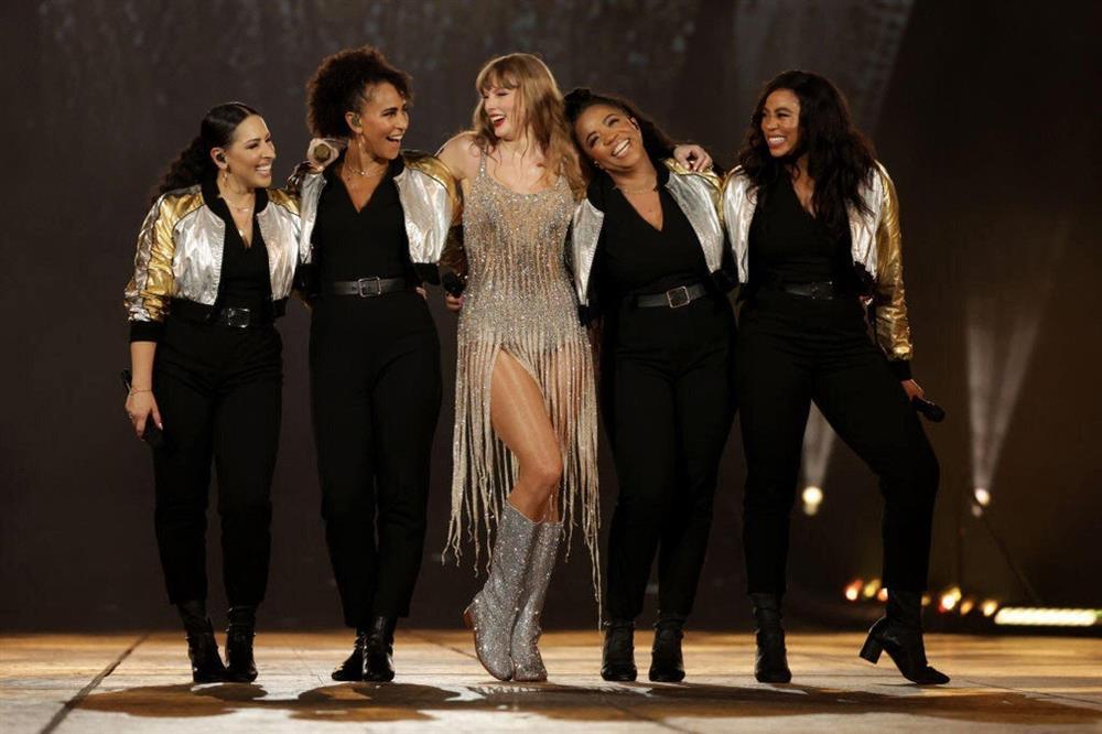 Biểu diễn ở Singapore, Taylor Swift chọn diện đồ của các nhà mốt danh tiếng-3