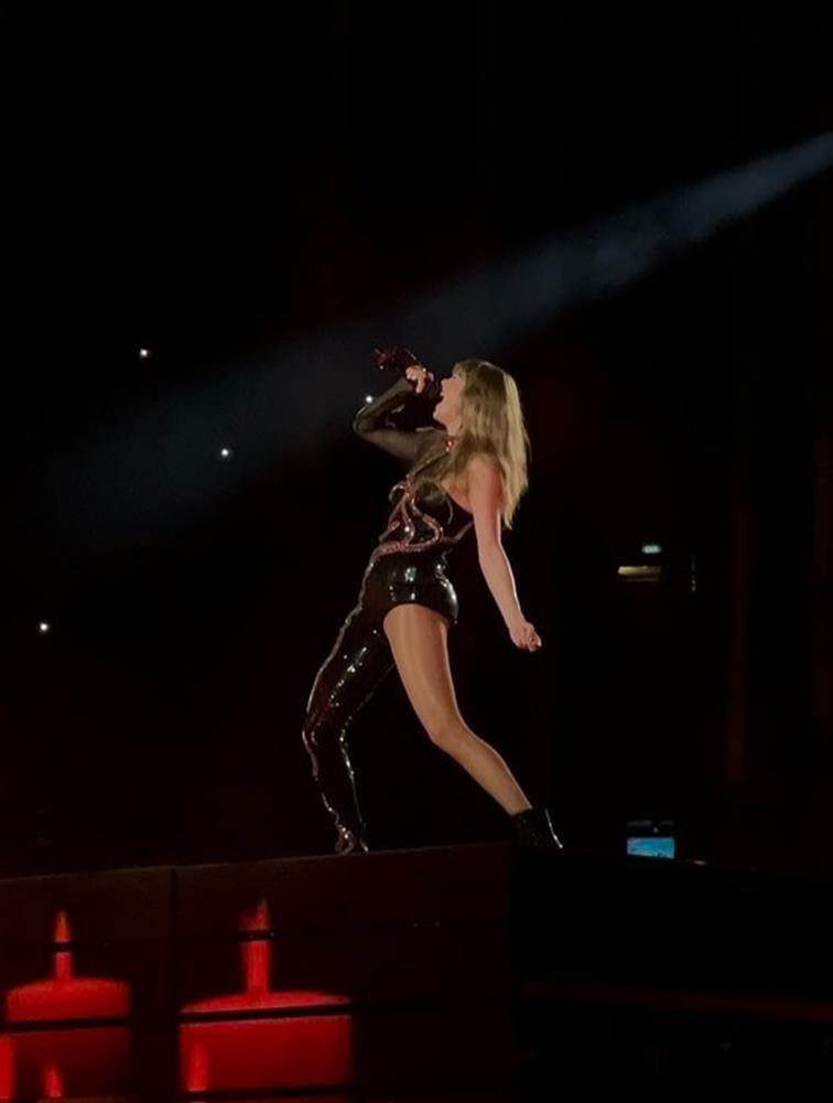 Biểu diễn ở Singapore, Taylor Swift chọn diện đồ của các nhà mốt danh tiếng