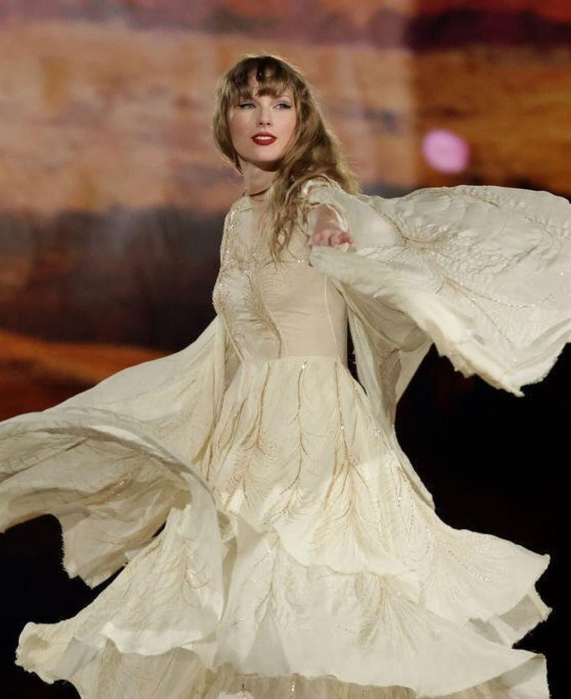 Biểu diễn ở Singapore, Taylor Swift chọn diện đồ của các nhà mốt danh tiếng-6
