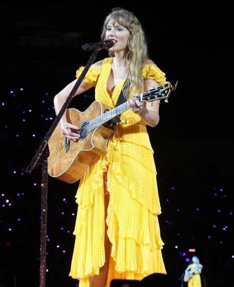 Biểu diễn ở Singapore, Taylor Swift chọn diện đồ của các nhà mốt danh tiếng-7