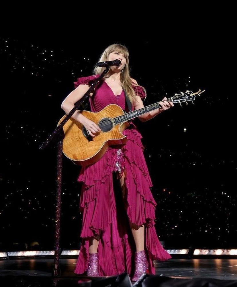 Biểu diễn ở Singapore, Taylor Swift chọn diện đồ của các nhà mốt danh tiếng-8