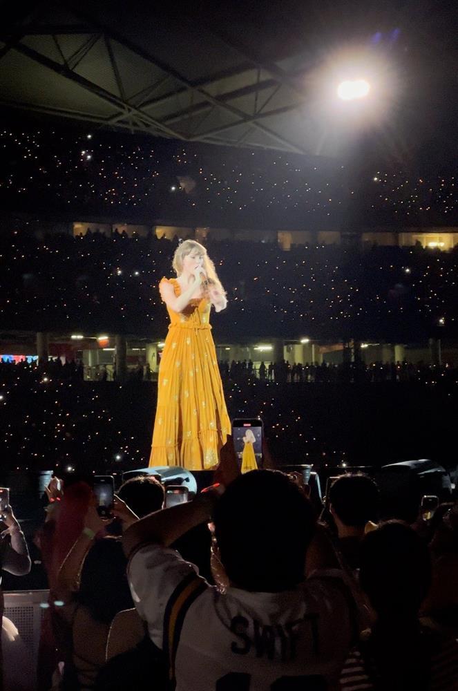 Biểu diễn ở Singapore, Taylor Swift chọn diện đồ của các nhà mốt danh tiếng-9