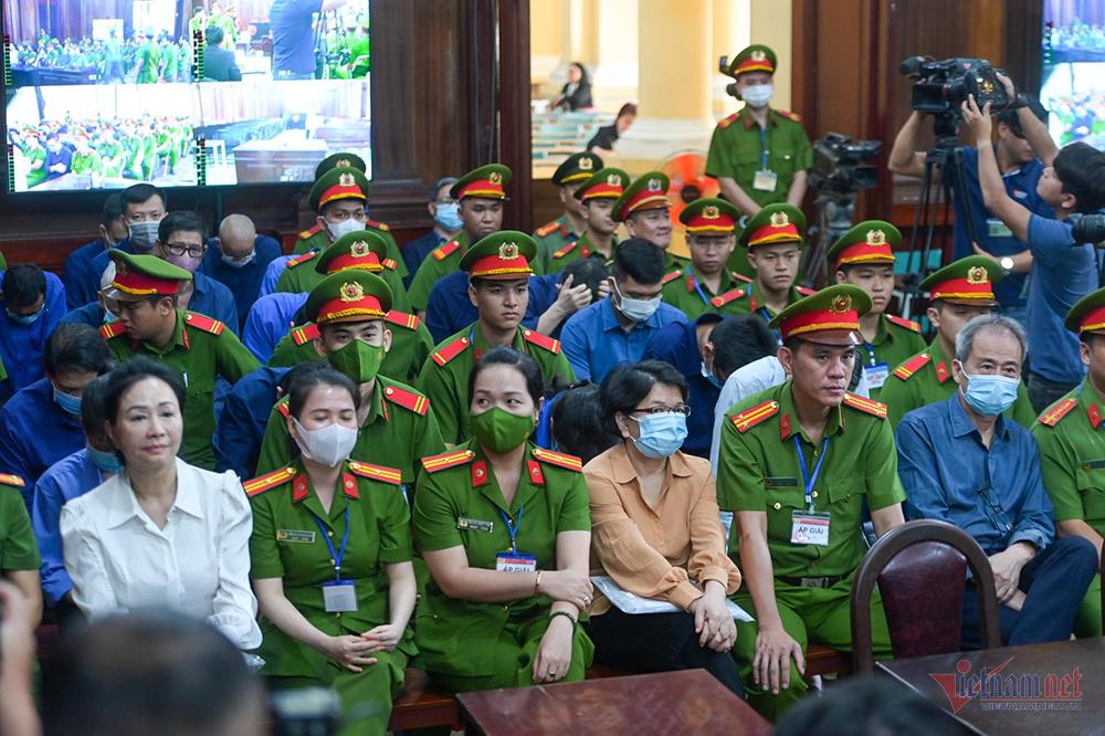 Bị cáo Trương Mỹ Lan bật khóc không nhận tội, phủ nhận lời khai của thuộc cấp-2