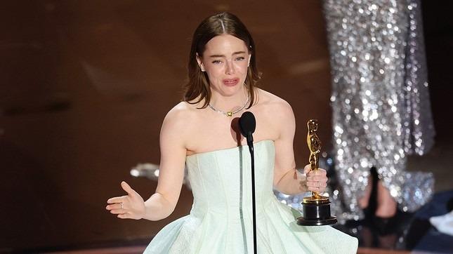 Đóng phim ngập cảnh nóng điên rồ, Emma Stone lần thứ hai đoạt tượng vàng Oscar-1