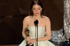 Đóng phim ngập cảnh nóng điên rồ, Emma Stone lần thứ hai đoạt tượng vàng Oscar