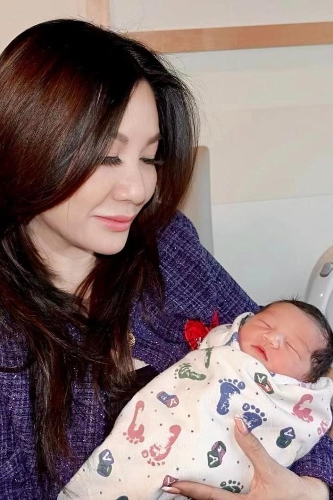 Con gái Phi Nhung hạ sinh con thứ 3 tại Mỹ, diện mạo nhóc tì được nhận xét có nét giống bà ngoại quá cố!-2