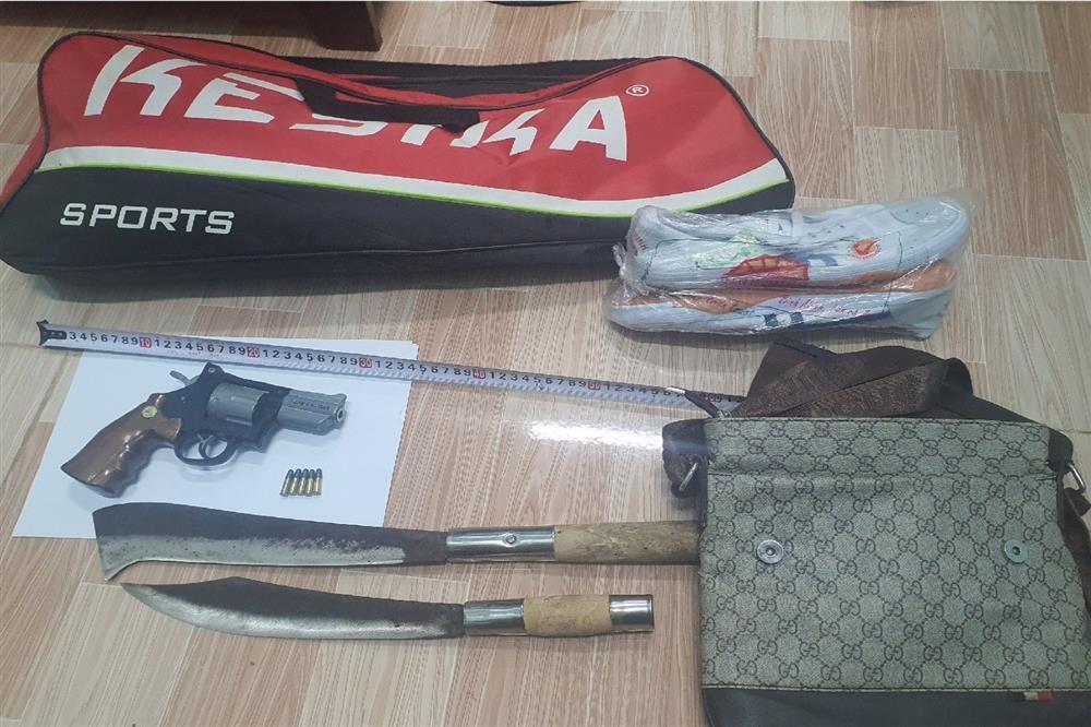 Bắt đối tượng dùng dao, súng 2 lần xông vào nhà truy sát một phụ nữ-2