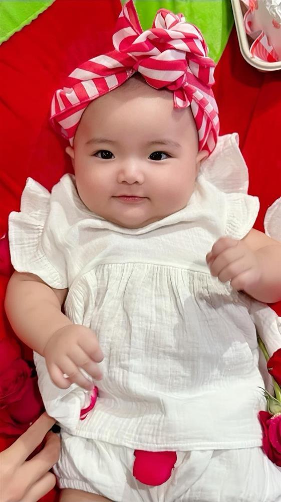 Chào đời chỉ vỏn vẹn hơn 2kg, mẹ bỉm Khánh Thi nuôi con cực mát tay, nàng út 6 tháng tuổi bụ bẫm, chỉ số vượt trội-3