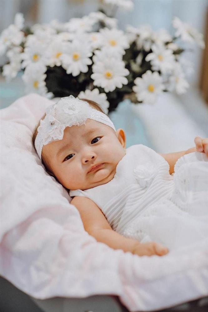 Chào đời chỉ vỏn vẹn hơn 2kg, mẹ bỉm Khánh Thi nuôi con cực mát tay, nàng út 6 tháng tuổi bụ bẫm, chỉ số vượt trội-5