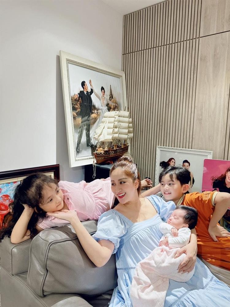 Chào đời chỉ vỏn vẹn hơn 2kg, mẹ bỉm Khánh Thi nuôi con cực mát tay, nàng út 6 tháng tuổi bụ bẫm, chỉ số vượt trội-7