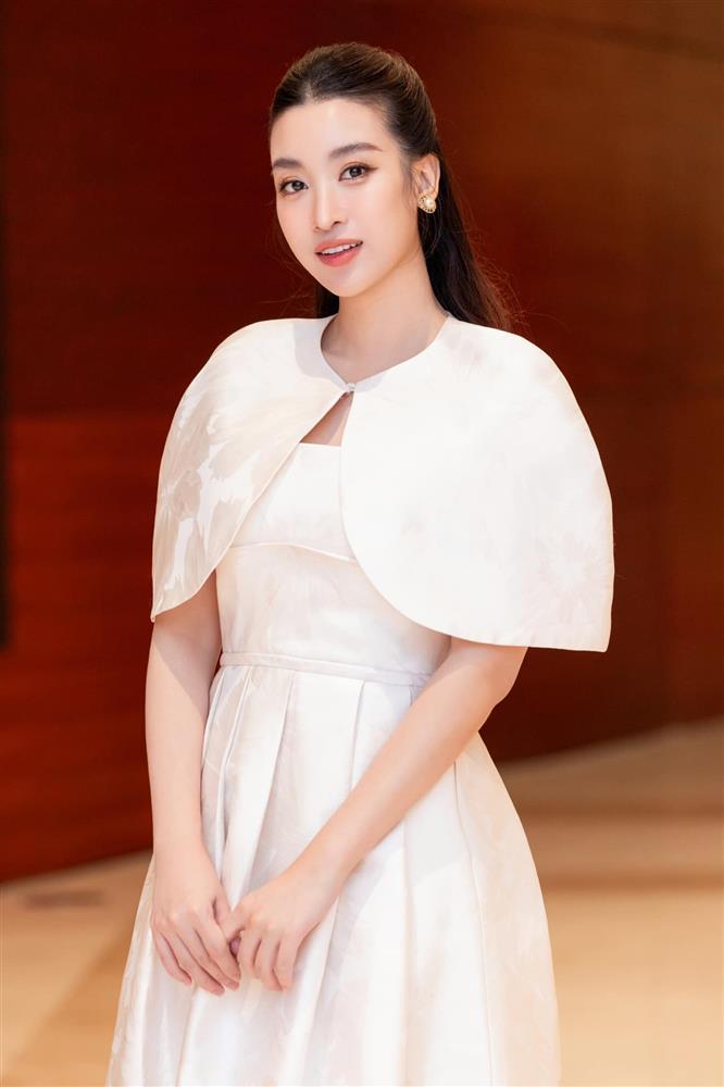 Vợ chủ tịch CLB Bóng đá Hà Nội diện đầm ren xuyên thấu, được khen đẹp tựa búp bê-4