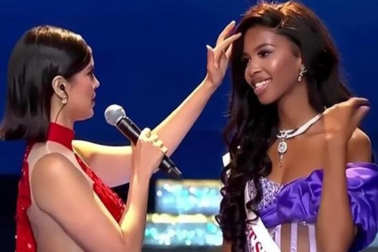 Hành động khiến nữ MC chung kết 'Hoa Hậu Thế Giới' bị chỉ trích dữ dội