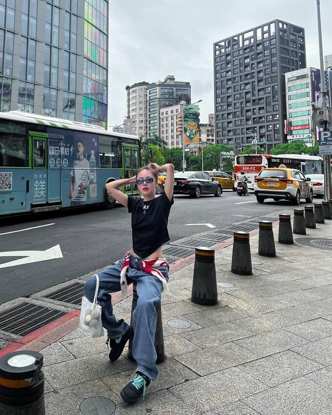 Kiểu quần ống rộng trẻ trung chiếm sóng thị trường thời trang Việt 2024-4