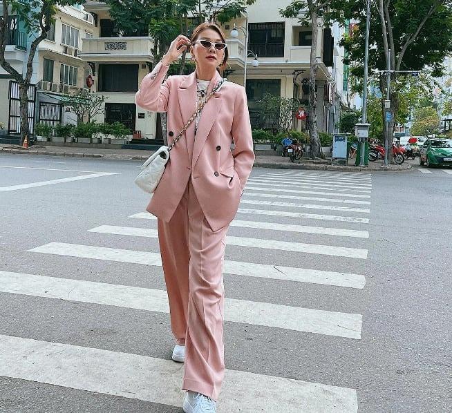 Kiểu quần ống rộng trẻ trung chiếm sóng thị trường thời trang Việt 2024-7