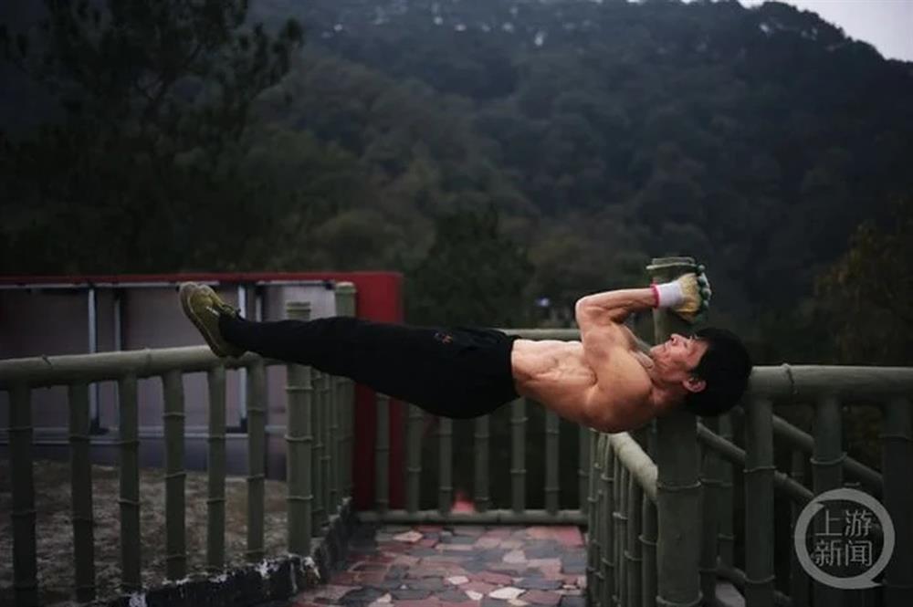 Cụ ông 70 tuổi sở hữu thân hình chắc nịch nhờ duy trì lối sống khoa học-1