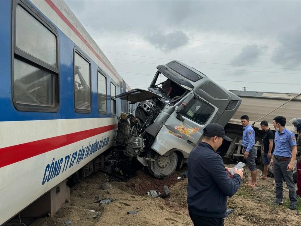 Xe tải bị tàu khách hất văng khi cố vượt qua đường sắt-1