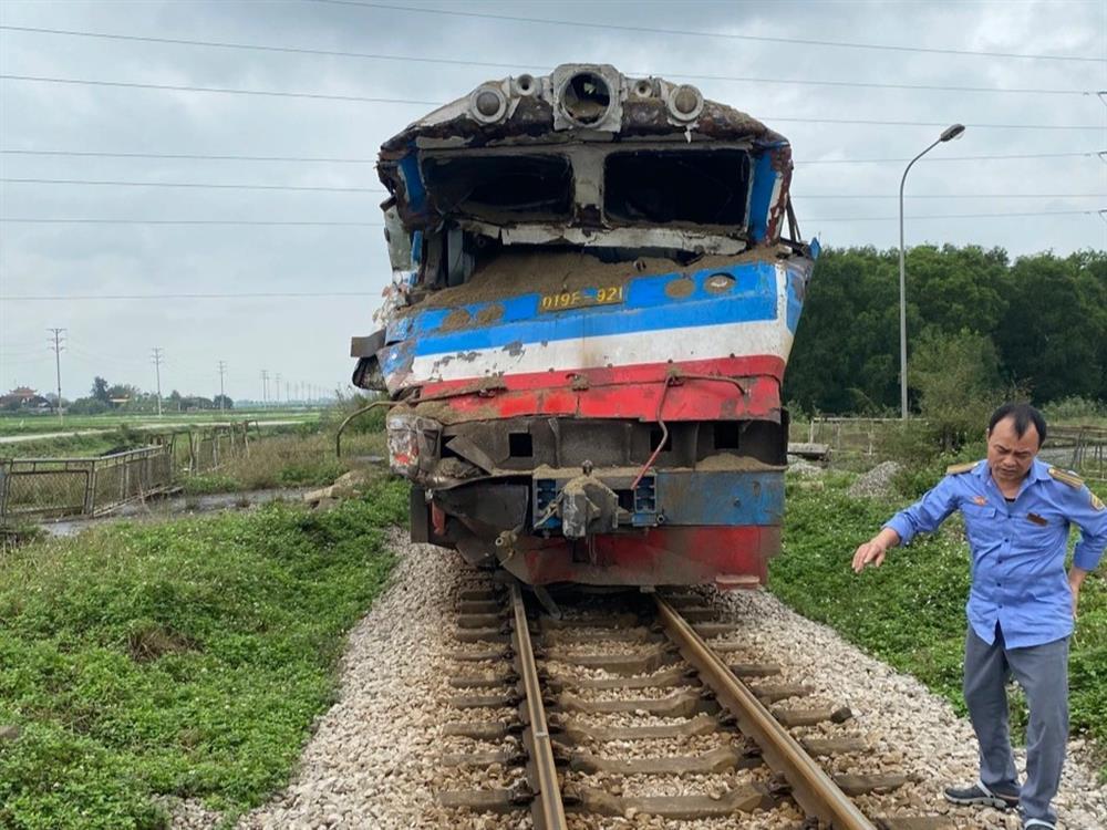 Xe tải bị tàu khách hất văng khi cố vượt qua đường sắt-2