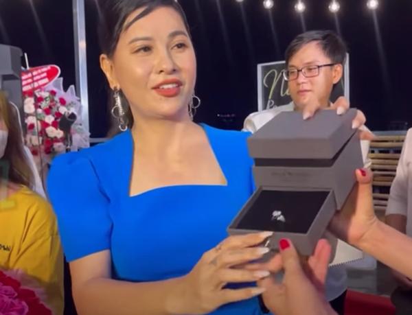 Cát Phượng tiết lộ chưa từng gặp trực tiếp bạn trai dù yêu hơn 1 năm, chủ yếu nói chuyện qua điện thoại-2