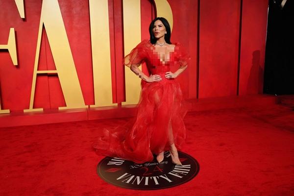 Loạt người đẹp trống trên, hở dưới tại tiệc hậu Oscar 2024-1