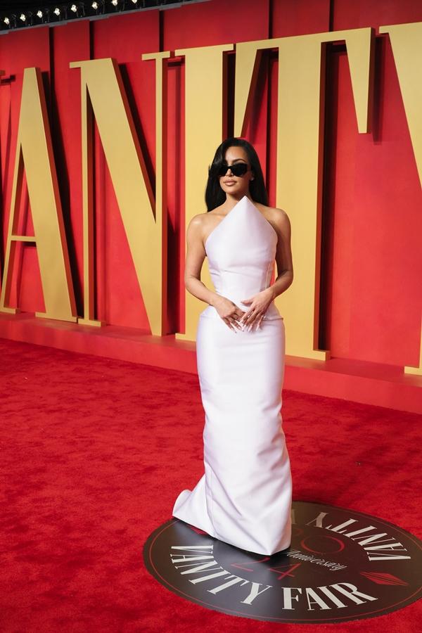 Loạt người đẹp trống trên, hở dưới tại tiệc hậu Oscar 2024-8