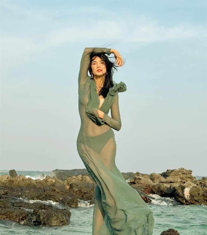Mẹ 1 con Anh Thư ra biển mặc váy trong suốt, lộ dáng 0% mỡ thừa chuẩn như nữ thần-1