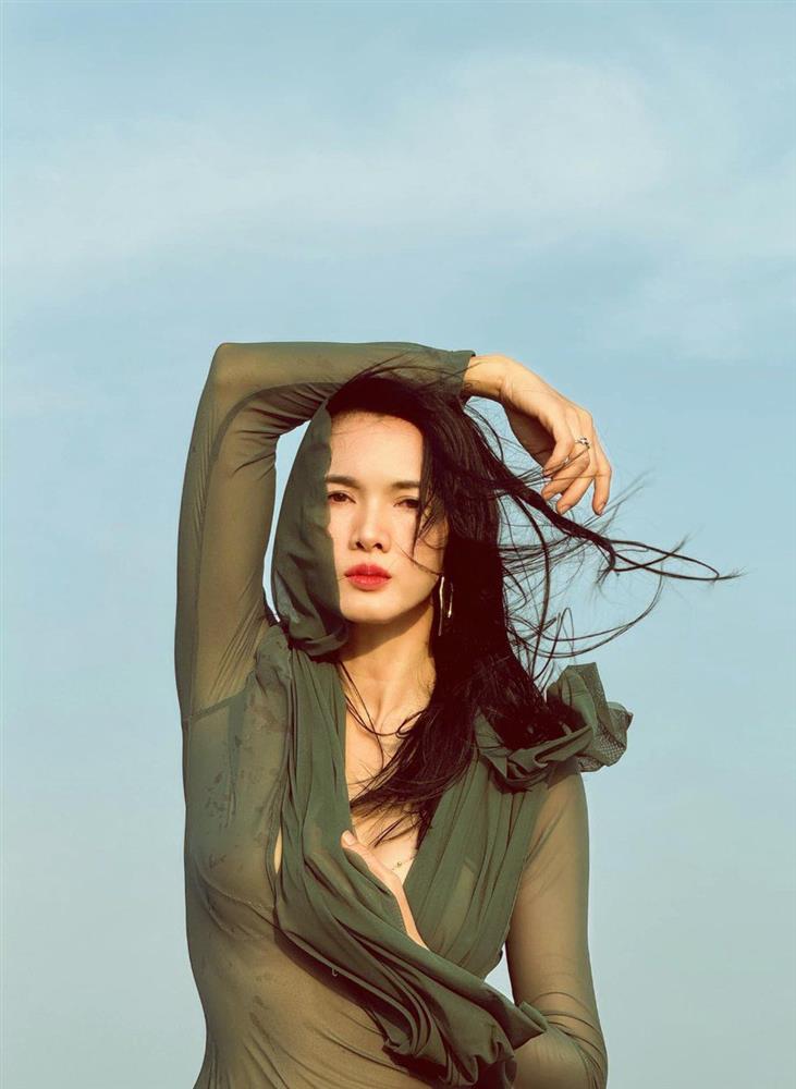 Mẹ 1 con Anh Thư ra biển mặc váy trong suốt, lộ dáng 0% mỡ thừa chuẩn như nữ thần-2