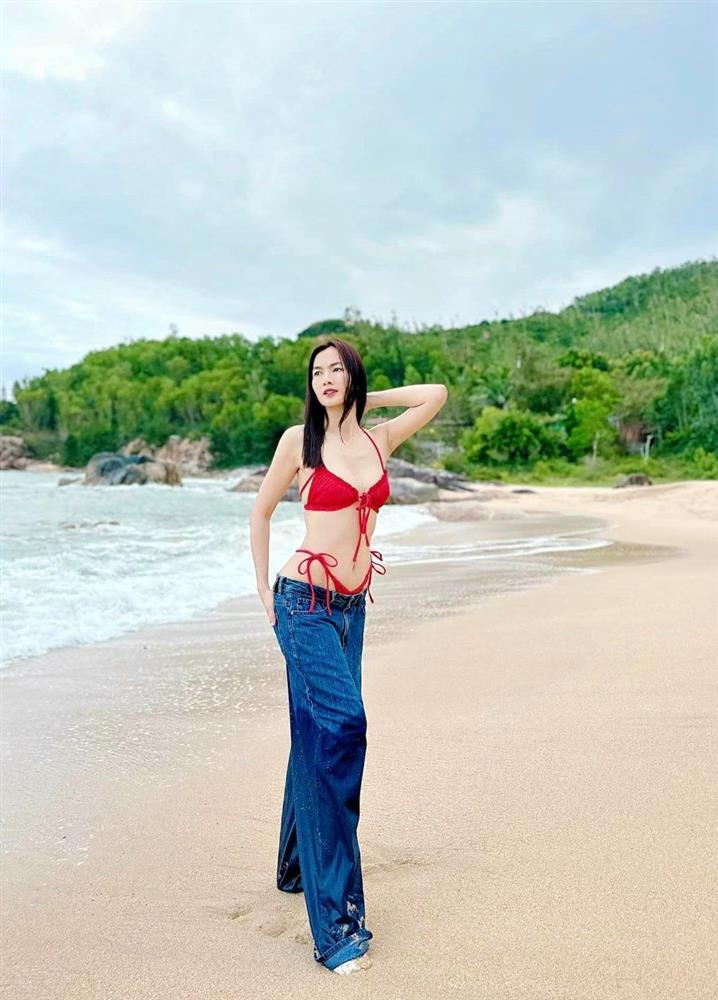 Mẹ 1 con Anh Thư ra biển mặc váy trong suốt, lộ dáng 0% mỡ thừa chuẩn như nữ thần-4