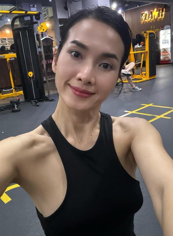 Mẹ 1 con Anh Thư ra biển mặc váy trong suốt, lộ dáng 0% mỡ thừa chuẩn như nữ thần-8