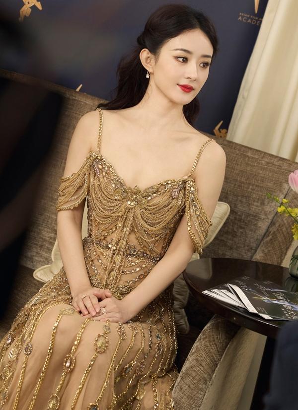 Triệu Lệ Dĩnh diện váy vàng cực sang đọ sắc với Cúc Tịnh Y trong trang phục  đỏ rực khi dự sự kiện - YouTube