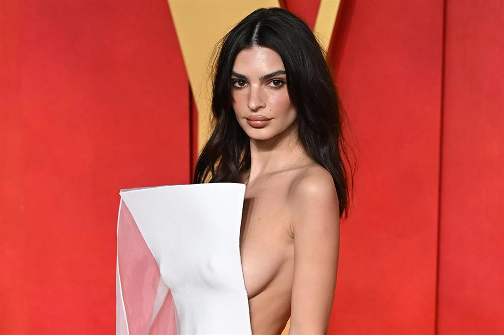 Mỹ nhân 33 tuổi ngăn pha lộ ngực trên thảm đỏ tiệc hậu Oscar 2024-2