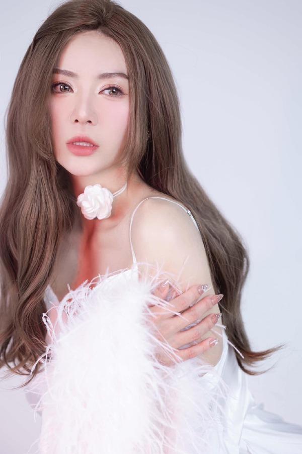 Sắc vóc đời thực của mỹ nhân VFC vừa công khai ly hôn chồng sau hơn 10 năm chung sống-2