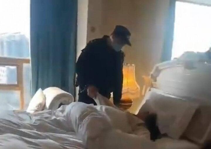 Vào khách sạn, du khách hết hồn khi gái lạ nhảy lên giường ăn vạ-1