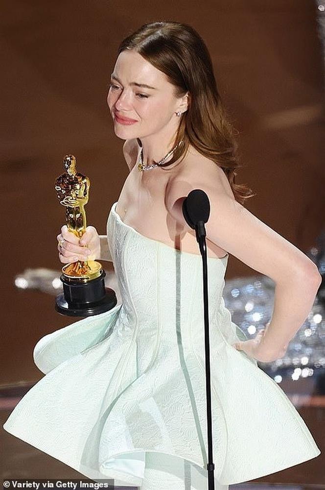 Khỏa thân, những câu đùa gây tranh cãi đẩy lượt xem Oscar 2024 tăng mạnh-4