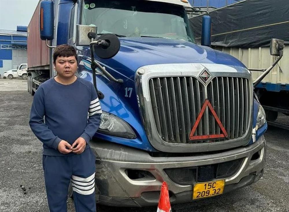 Tạm giữ lái xe container đi vào đường cấm, đâm ô tô tuần tra của CSGT-2