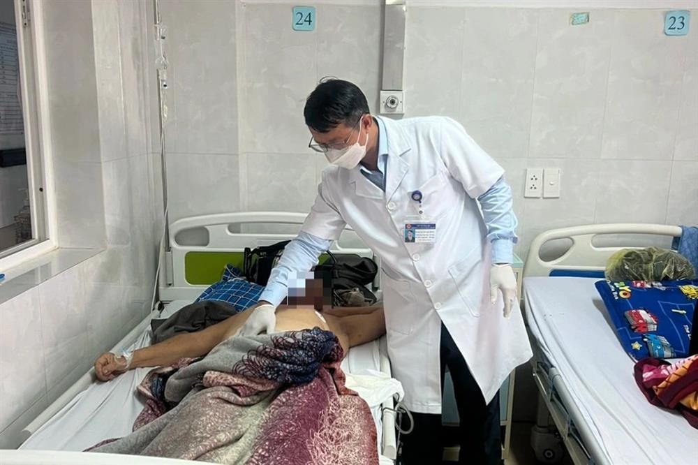 Bị khó tiểu, cụ ông 79 tuổi tự cắt đứt dương vật-1